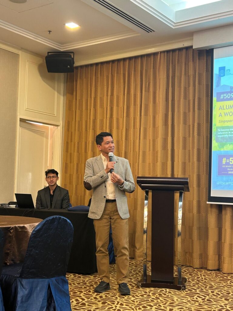 The group photo session with ITS academic leaders and alumni to commemorate the alumni gathering event in Singapore